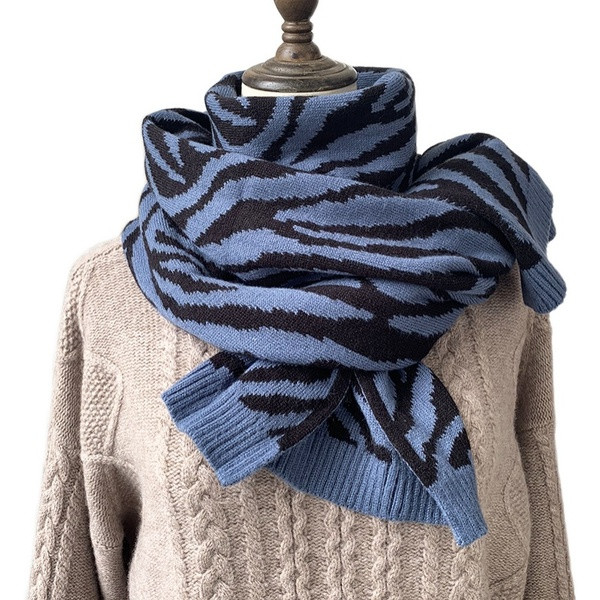 Pleteni ženski šal sa zebrastim uzorkom