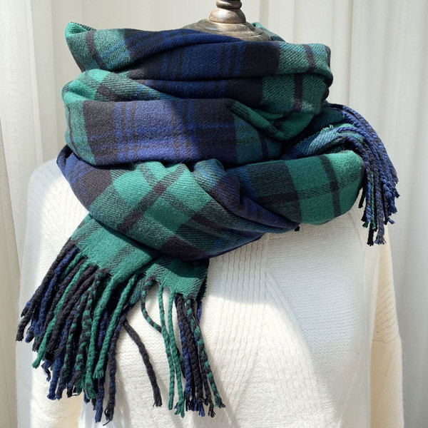 Žalios spalvos languotas moteriškas šalikas su kutais