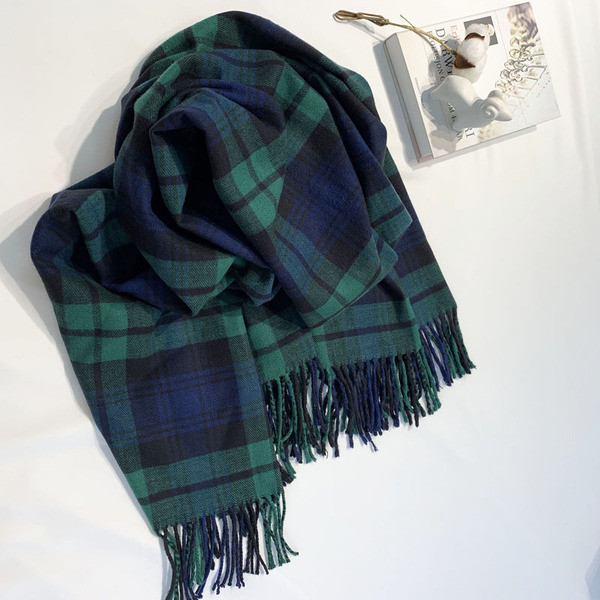 Žalios spalvos languotas moteriškas šalikas su kutais