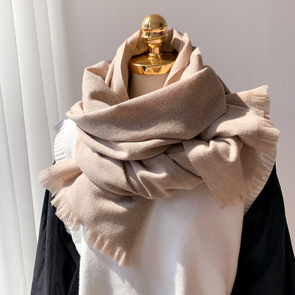 Ležeran ženski jednobojni šal sa resama pogodan za zimu