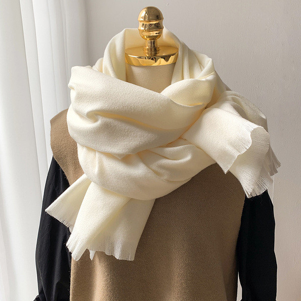 Ležeran ženski jednobojni šal sa resama pogodan za zimu