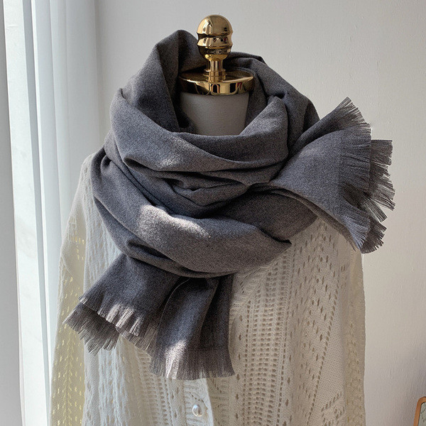 Ležeran ženski jednobojni šal sa resama pogodan za zimu