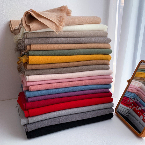 Ležeran ženski jednobojni šal sa resama pogodan za zimu