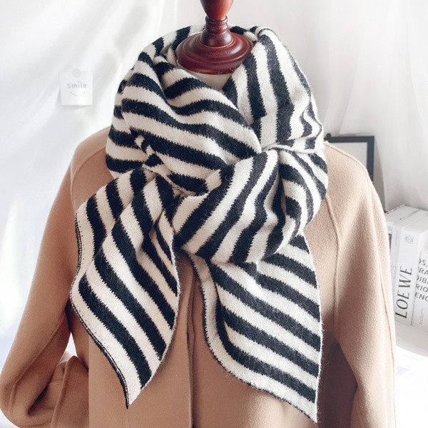 Ležerni ženski zimski šal sa printom zebre u smeđoj i crnoj boji