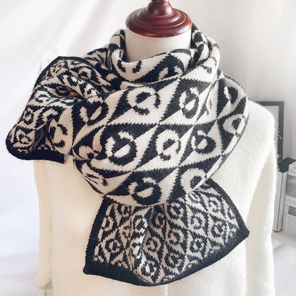 Ležerni zimski ženski šal u smeđoj i crnoj boji