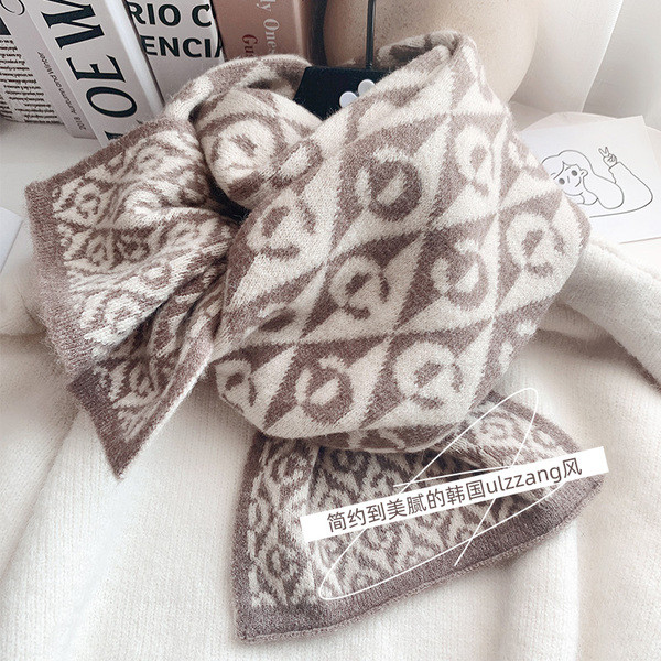 Ležerni zimski ženski šal u smeđoj i crnoj boji