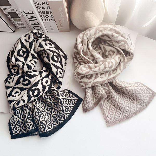 Ležerni zimski ženski šal u smeđoj i crnoj boji