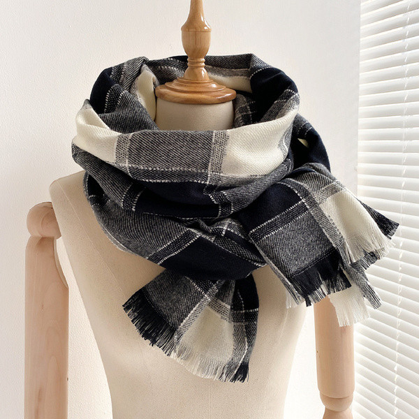 Ženski zimski karirani šal u tri boje sa resama