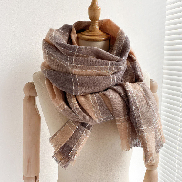 Ženski zimski karirani šal u tri boje sa resama