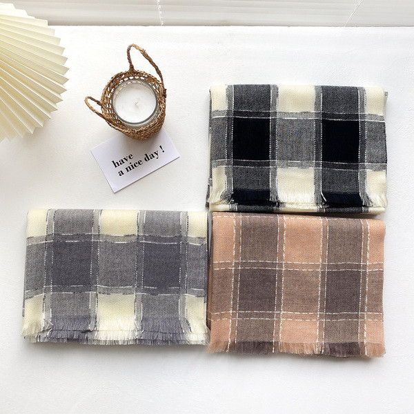 Ženski zimski karirani šal u tri boje sa resama