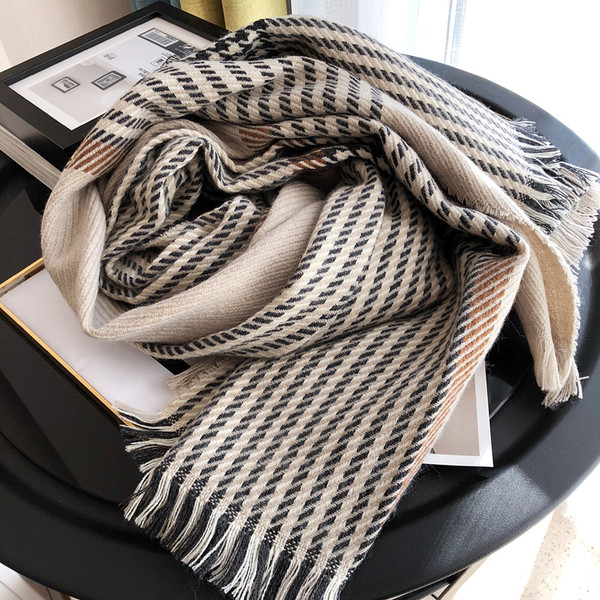 Ženski zimski vuneni šal s resama