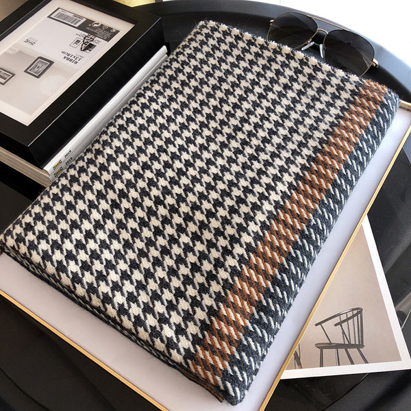 Ženski zimski vuneni šal s resama