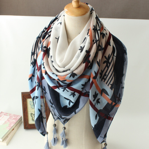 Moderna ženska marama kvadratnog oblika s resicama