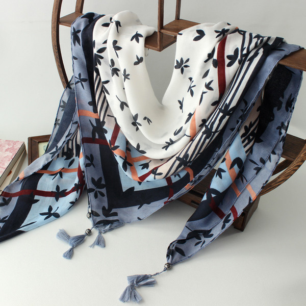 Moderna ženska marama kvadratnog oblika s resicama