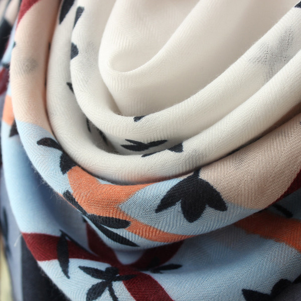 Moderna ženska marama kvadratnog oblika s resicama