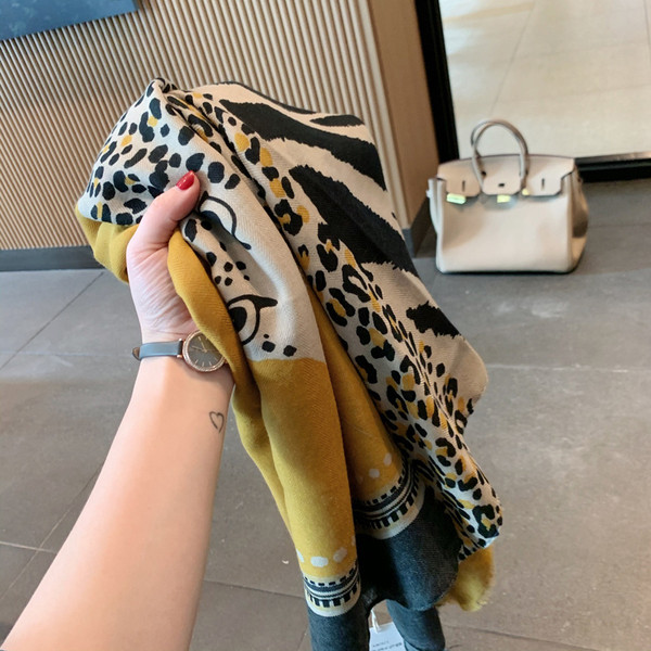 Aktualan ženski šal sa životinjskim uzorkom