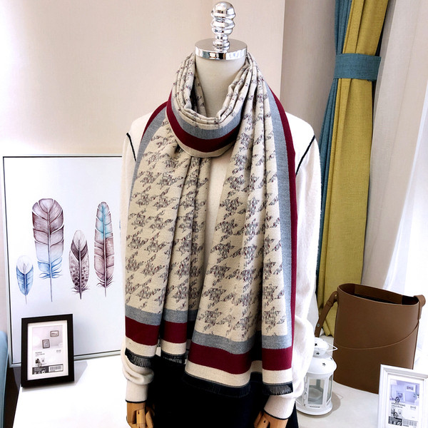 Ženski moderni šal s uzorkom u boji - pravokutnog oblika