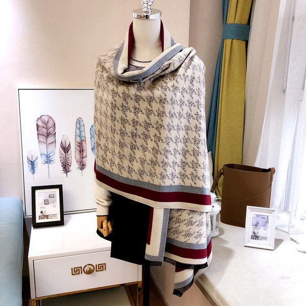 Ženski moderni šal s uzorkom u boji - pravokutnog oblika