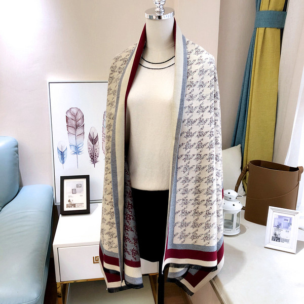 Ženski moderni šal s uzorkom u boji - pravokutnog oblika