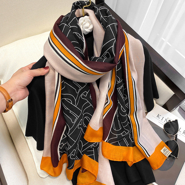 Ležerna ženska marama pravokutnog oblika s uzorkom u boji