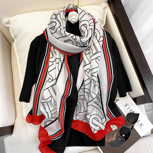 Ležerna ženska marama pravokutnog oblika s uzorkom u boji