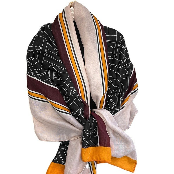 Ležerna ženska marama pravokutnog oblika s uzorkom u boji