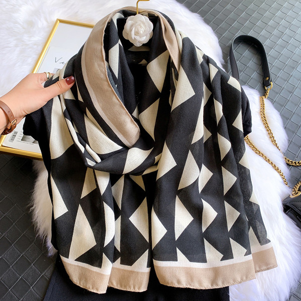 Ležerni svileni šal s uzorkom u boji prikladan za žene