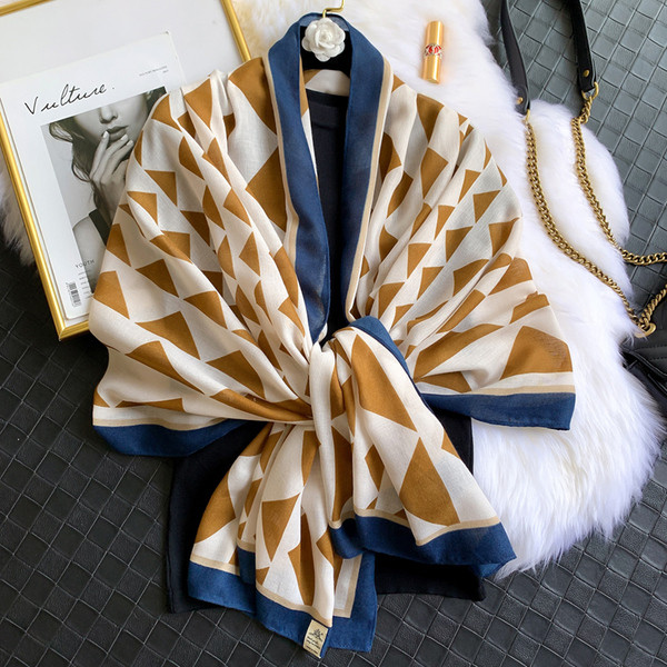 Ležerni svileni šal s uzorkom u boji prikladan za žene