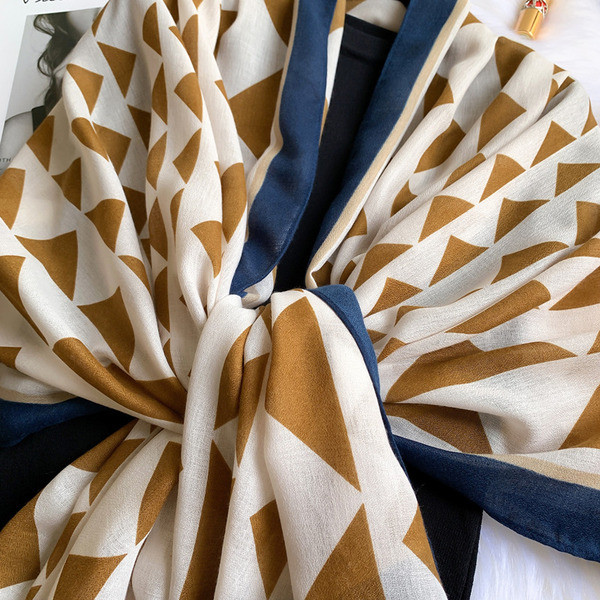 Ležerni svileni šal s uzorkom u boji prikladan za žene