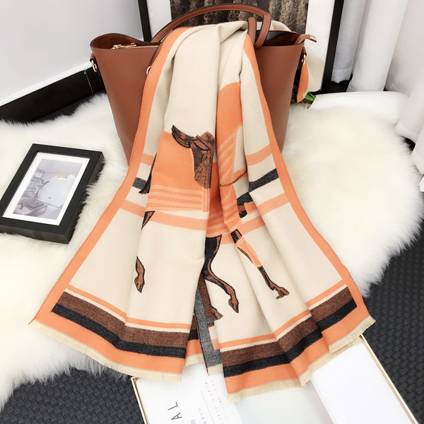 Novi model pravokutnog ženskog šala s printom konja