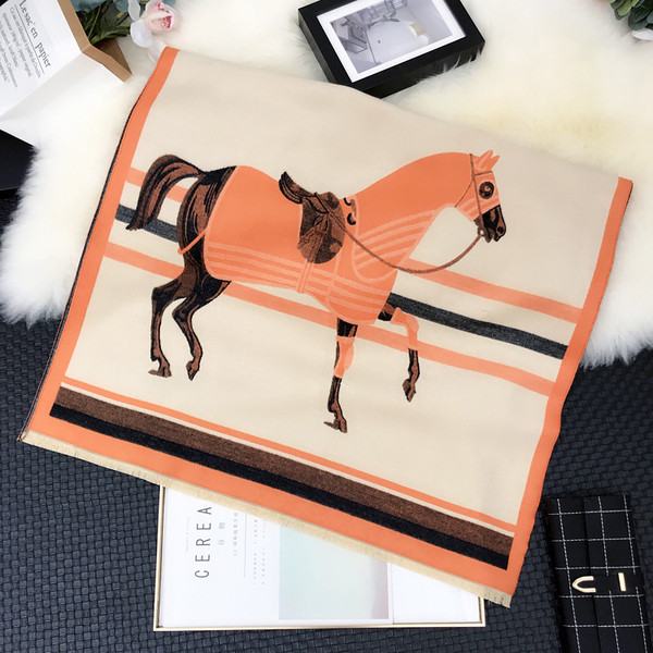 Novi model pravokutnog ženskog šala s printom konja