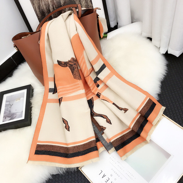 Novi model pravokutnog ženskog šala s printom konja