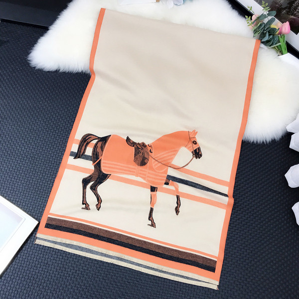 Novi model pravokutnog ženskog šala s printom konja