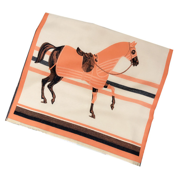 Novi model pravokutnog ženskog šala s printom konja