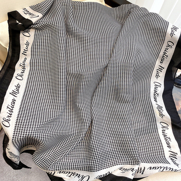 Ženski šal pravokutnog oblika sa natpisima