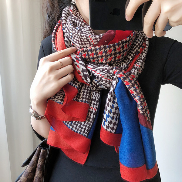 Ležeran ženski šal u boji pogodan za jesen