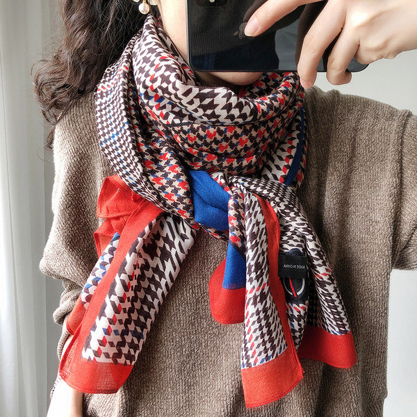 Ležeran ženski šal u boji pogodan za jesen