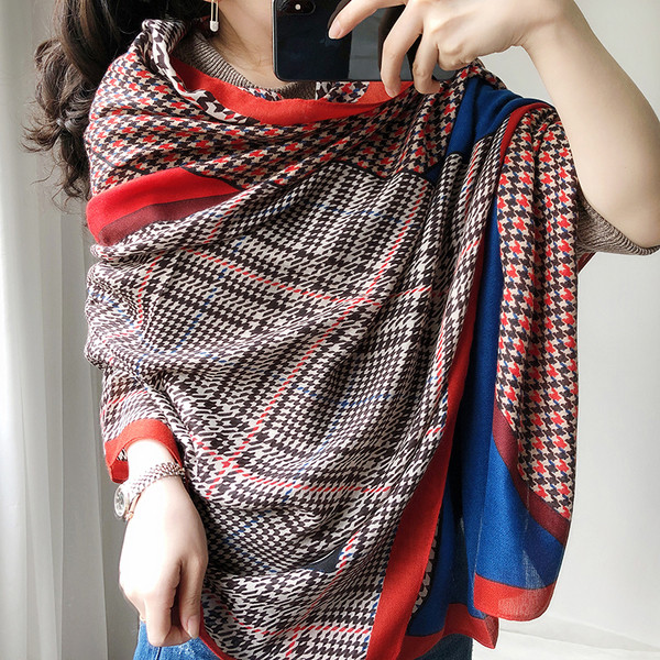 Ležeran ženski šal u boji pogodan za jesen