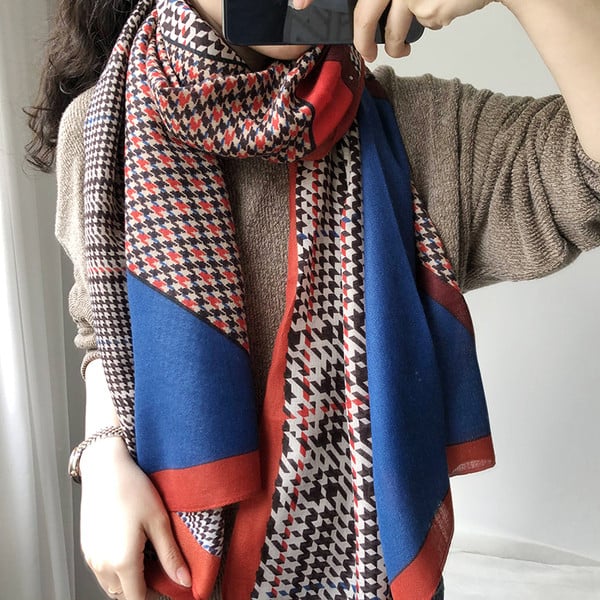 Ležeran ženski šal u boji pogodan za jesen