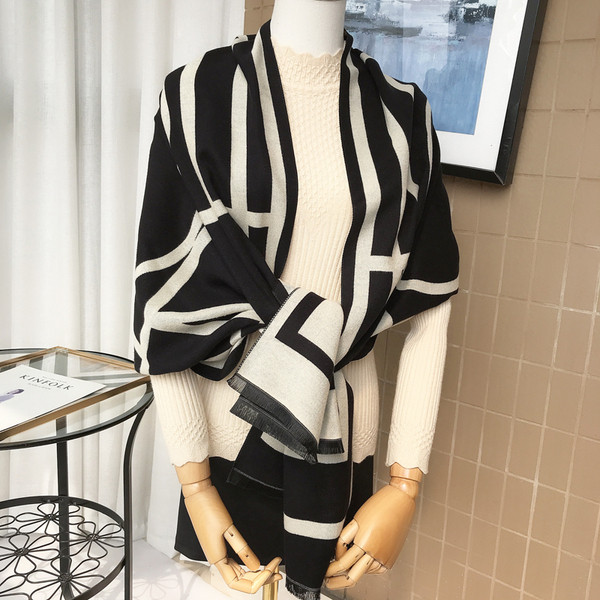 Ženski mekani šal u crno-bijeloj boji