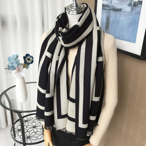 Ženski mekani šal u crno-bijeloj boji