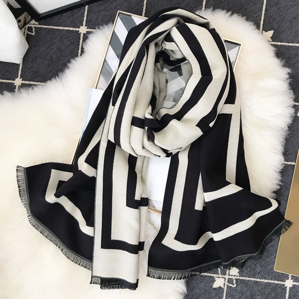 Ženski mekani šal u crno-bijeloj boji