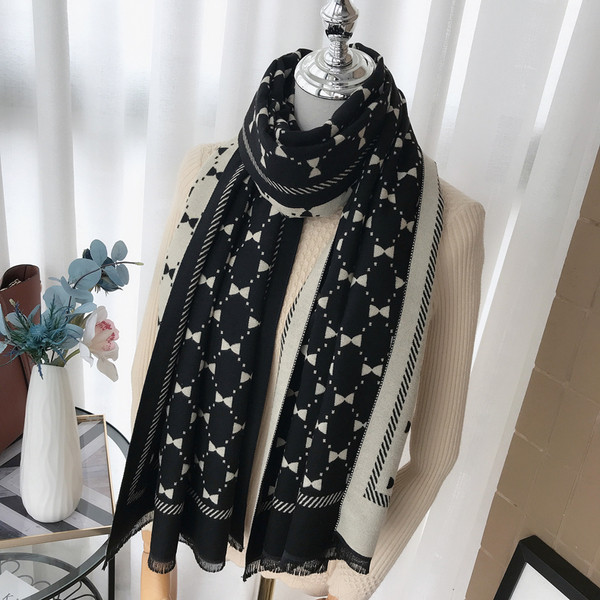 Obostrani ženski vuneni šal