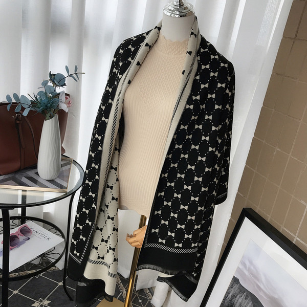 Obostrani ženski vuneni šal