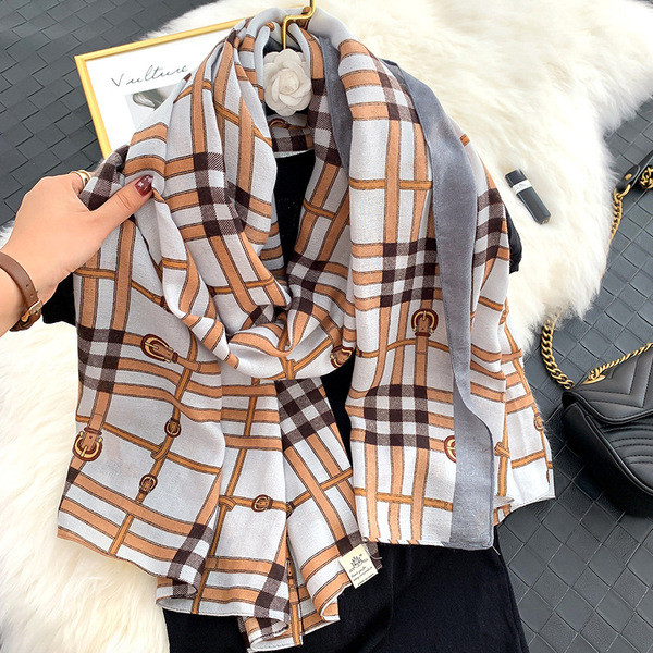 Karirani ženski šal za proljeće i jesen