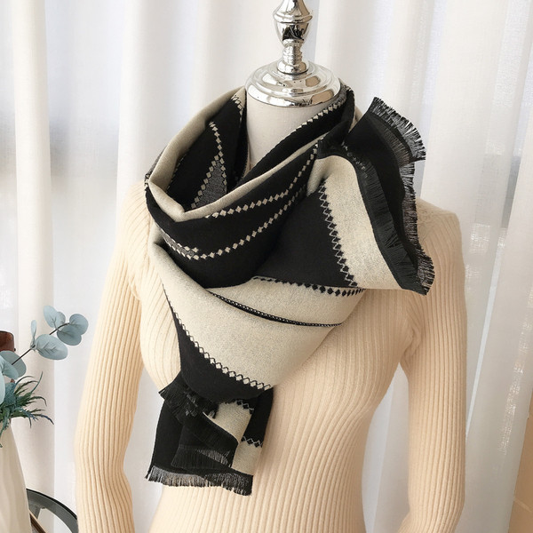 Ženski dvostrani šal s resama