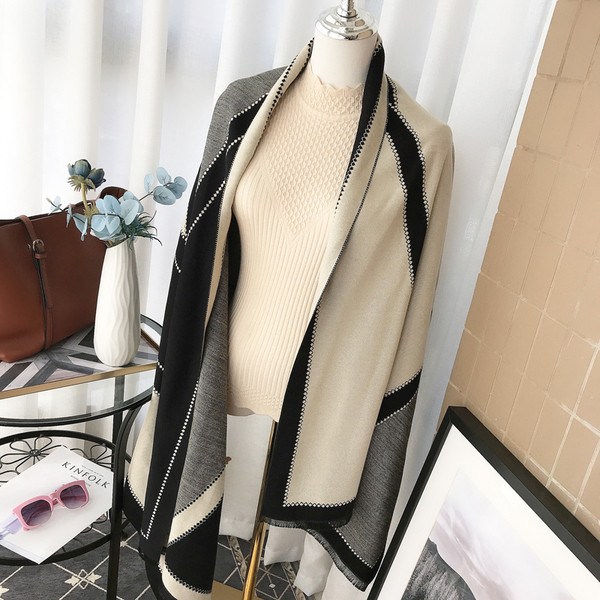 Ženski dvostrani šal s resama