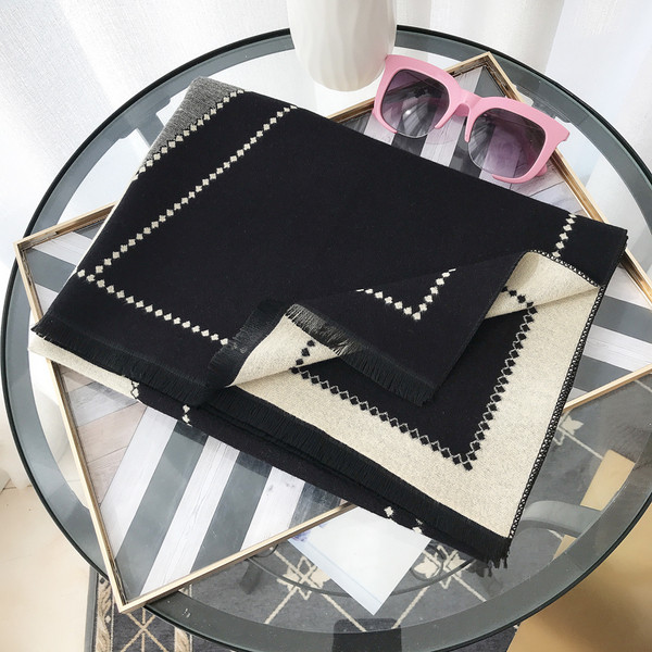 Ženski dvostrani šal s resama