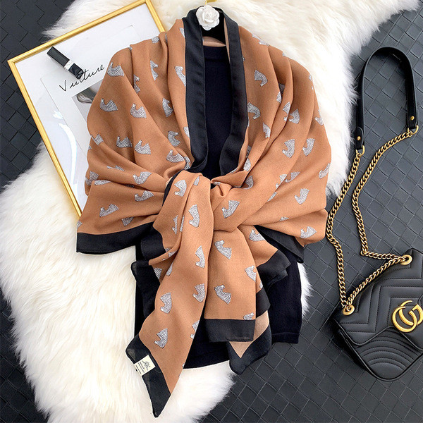 Šareni ženski šal pravokutnog oblika