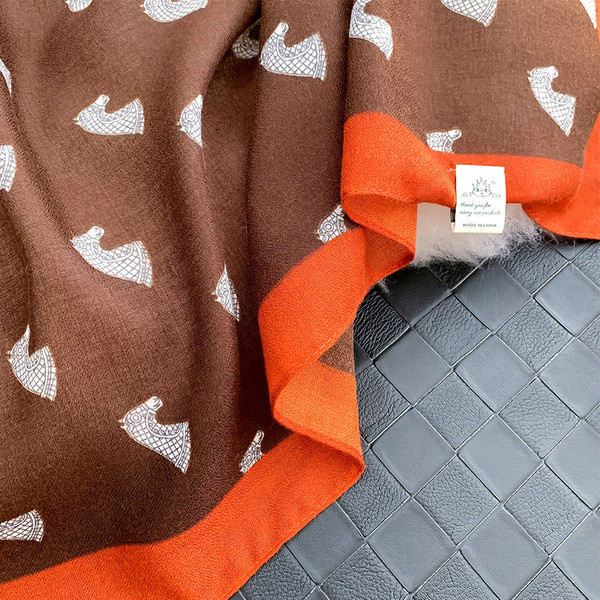 Šareni ženski šal pravokutnog oblika